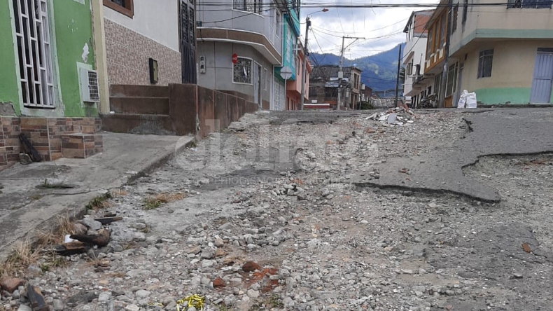 Vuelve y juega: denuncian que calle de Ibagué es una ‘trocha’ desde hace más de 35 años Vuelve y juega: denuncian que calle de Ibagué es una ‘trocha’ desde hace más de 35 años