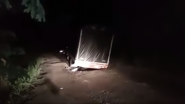 Dos camiones han quedado atrapados entre Ataco-Coyaima por el mal estado de la vía Dos camiones han quedado atrapados entre Ataco-Coyaima por el mal estado de la vía