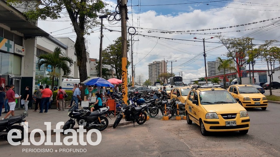 Caos en avenida Mirolindo: Conductores se parquean a un lado de la vía y causan largos trancones Caos en avenida Mirolindo: Conductores se parquean a un lado de la vía y causan largos trancones