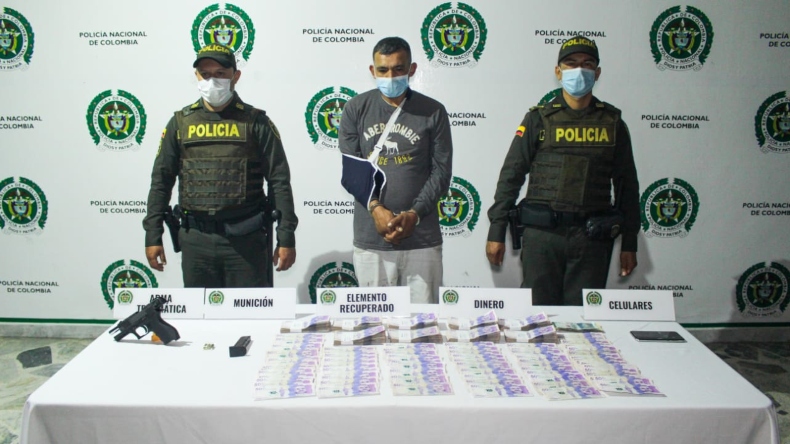 Se las dio de vivo: se robó $49 millones, se camufló en una buseta en Ibagué, pero lo detuvieron frente a una estación de policía Se las dio de vivo: se robó $49 millones, se camufló en una buseta en Ibagué, pero lo detuvieron frente a una estación de policía