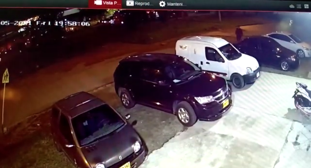 Ladrones en moto robaron dos bolsos de un vehículo estacionado en Ibagué