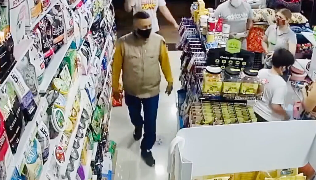 Ladrón se hizo pasar como cliente y robó un celular de alta gama en Ibagué Ladrón se hizo pasar como cliente y robó un celular de alta gama en Ibagué