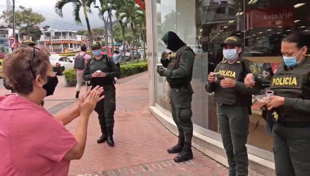 Ciudadana puso a orar a miembros de la Policía en Ibagué Ciudadana puso a orar a miembros de la Policía en Ibagué