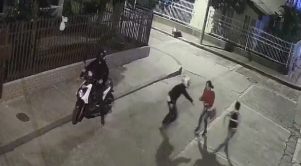 Delincuente golpeó, tumbó y hurtó a una mujer en el barrio Departamental de Ibagué Delincuente golpeó, tumbó y hurtó a una mujer en el barrio Departamental de Ibagué