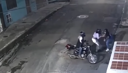 ¡Indignante! Una mujer atacó e hirió a otra por quitarle sus pertenencias en el centro de Ibagué ¡Indignante! Una mujer atacó e hirió a otra por quitarle sus pertenencias en el centro de Ibagué