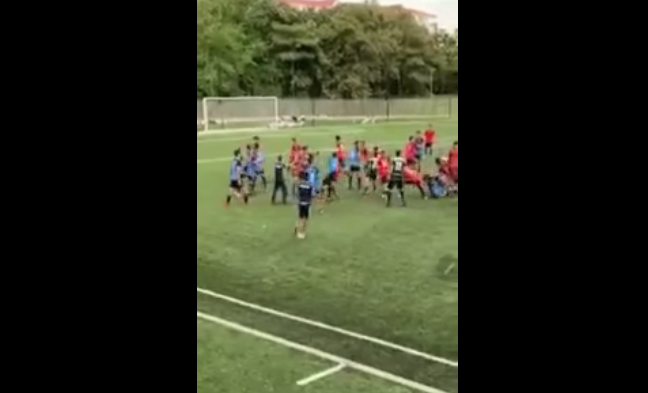 En fuerte riña terminó partido de fútbol que se disputaba en el Parque Deportivo de Ibagué En fuerte riña terminó partido de fútbol que se disputaba en el Parque Deportivo de Ibagué