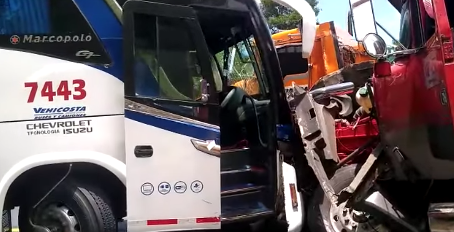 Dos tractocamiones y un bus de servicio público chocaron en el norte del Tolima Dos tractocamiones y un bus de servicio público chocaron en el norte del Tolima
