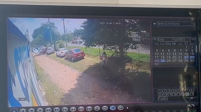 Ladrón entró como ‘Pedro por su casa’ a canchas sintéticas de Ibagué y se robó un bolso Ladrón entró como ‘Pedro por su casa’ a canchas sintéticas de Ibagué y se robó un bolso