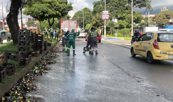 Decenas de canastas de cerveza cayeron de un camión de Bavaria en la avenida Ambalá de Ibagué