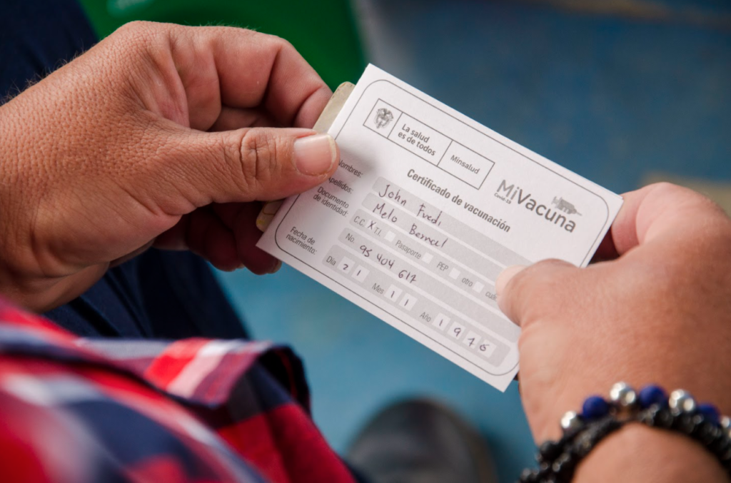 Exigirán carné de vacunación contra el COVID-19 a viajeros internacionales en Colombia