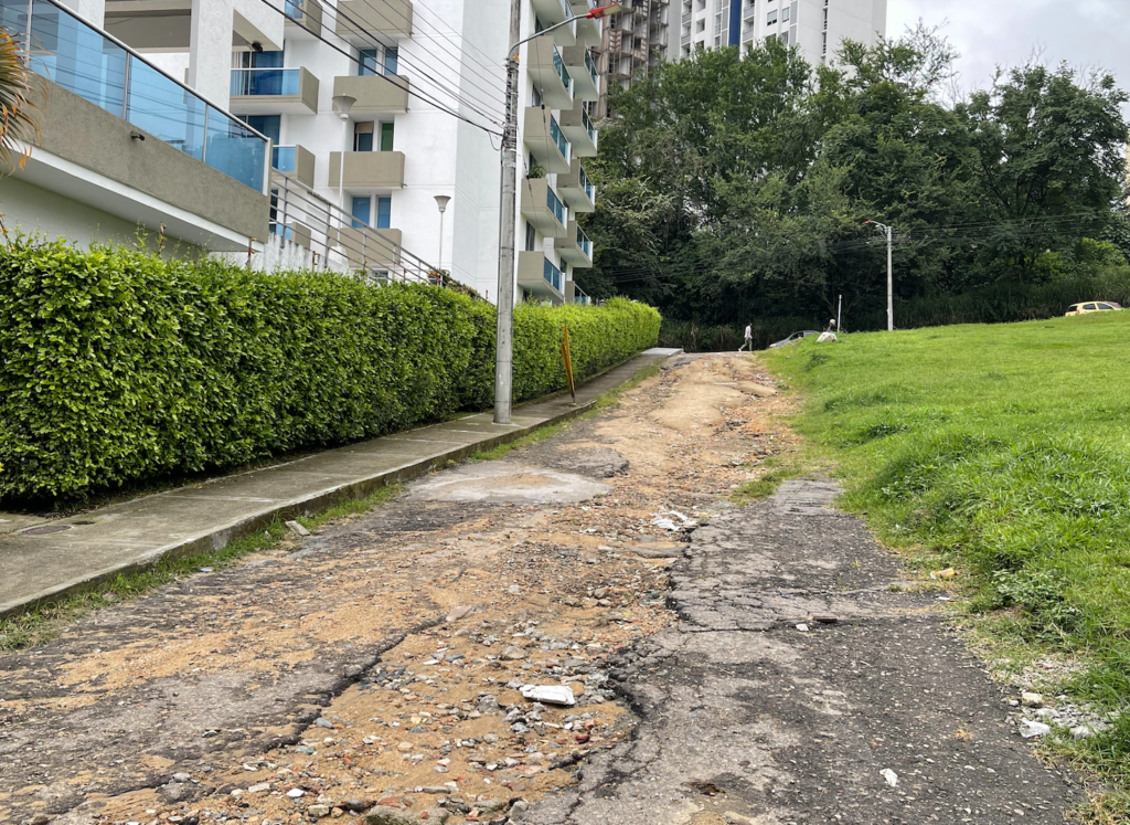 Habitantes del barrio Rincón de Piedra Pintada llevan más de cinco años con calles intransitables