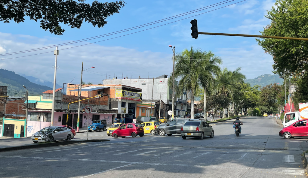 Conducir por la avenida Ferrocarril es un peligro: los semáforos están apagados y no hay cultura ciudadana Conducir por la avenida Ferrocarril es un peligro: los semáforos están apagados y no hay cultura ciudadana