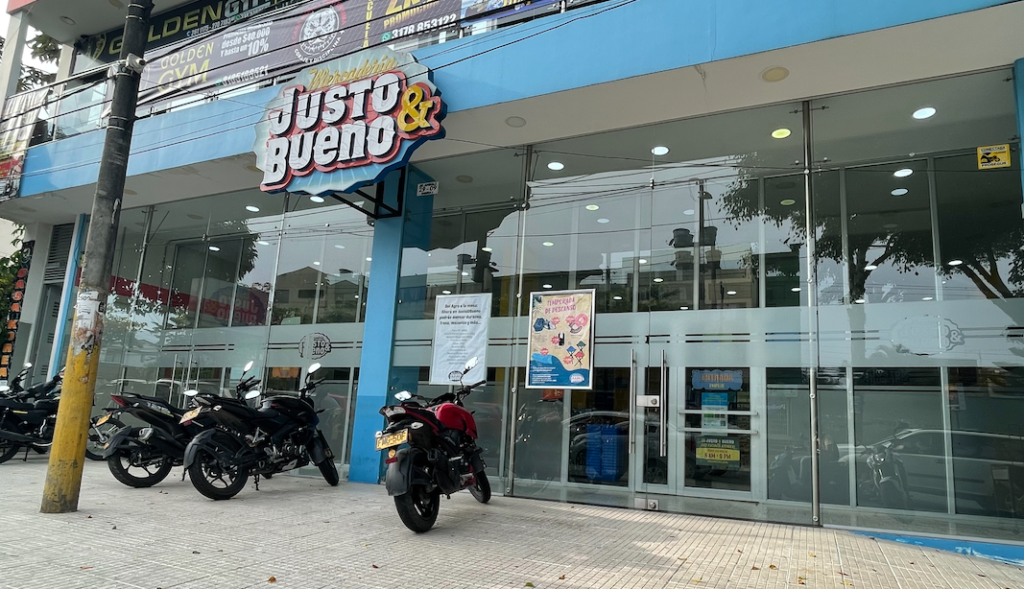 Trabajadores de 11 tiendas de Justo & Bueno en Ibagué cerraron las puertas de los supermercados como protesta ante el no pago de sus salarios Trabajadores de 11 tiendas de Justo & Bueno en Ibagué cerraron las puertas de los supermercados como protesta ante el no pago de sus salarios