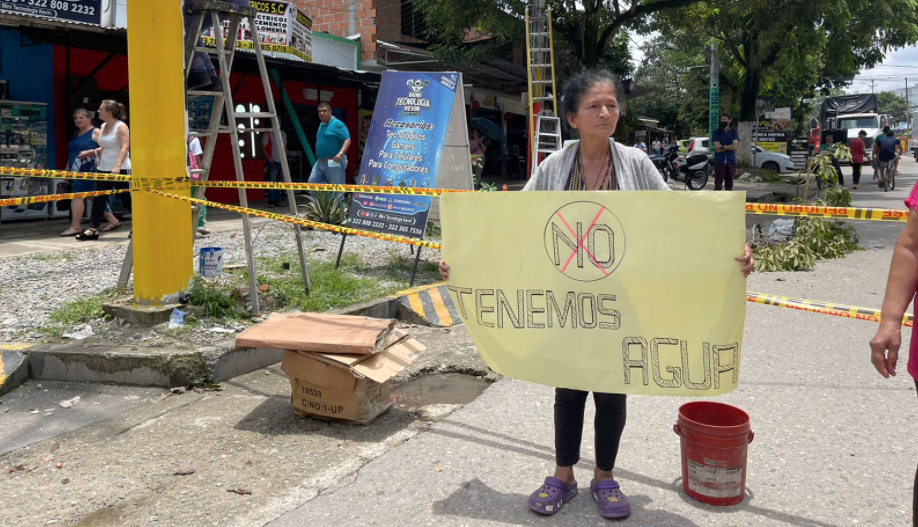 Cansados por la falta de agua, habitantes de El Salado bloquean la movilidad en la avenida Ambalá