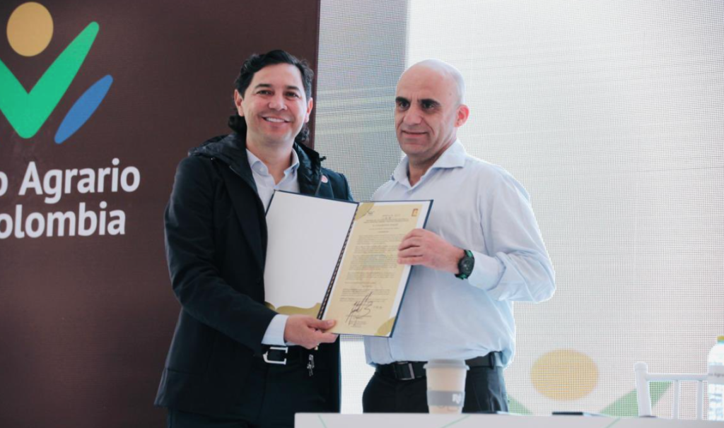 Hurtado busca presuroso el ‘afecto’ del uribismo: ahora condecoró al presidente del Banco Agrario, muy cercano a Duque Hurtado busca presuroso el ‘afecto’ del uribismo: ahora condecoró al presidente del Banco Agrario, muy cercano a Duque