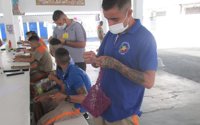 Los sombreros y mochilas que fabrican las manos de privados de la libertad en la cárcel de El Espinal