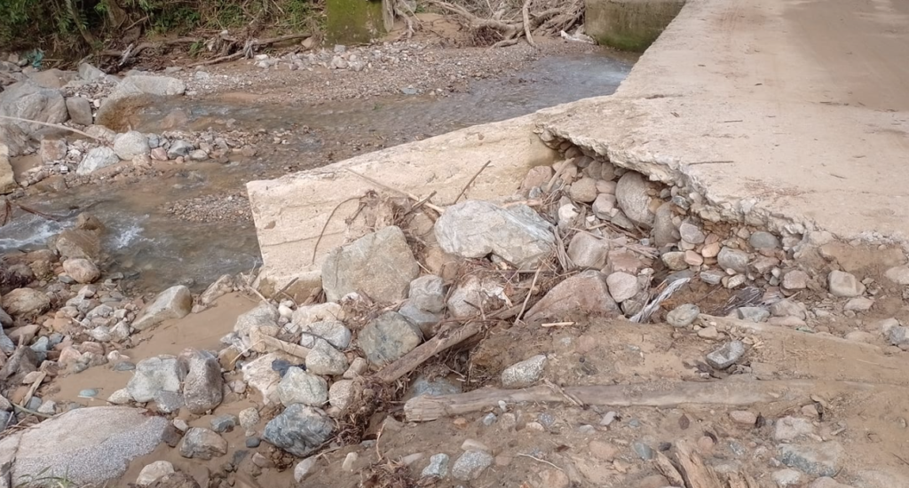 Ciudadanos denuncian que puente de lavereda Potrero Grande en El Totumo se cae a pedazos Ciudadanos denuncian que puente de lavereda Potrero Grande en El Totumo se cae a pedazos