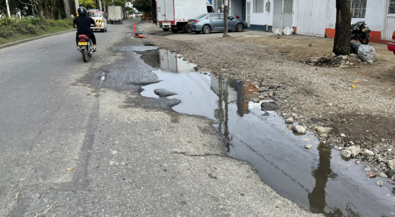 Huecos de la vía Mirolindo obligan a ciclistas a no usar la orilla e invadir la carretera Huecos de la vía Mirolindo obligan a ciclistas a no usar la orilla e invadir la carretera