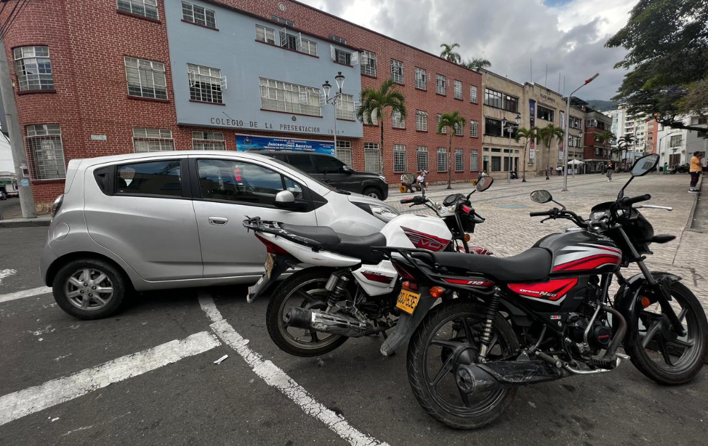 Ciclorruta de la Plaza de Bolívar se convirtió en un parqueadero público, denuncia ciclista