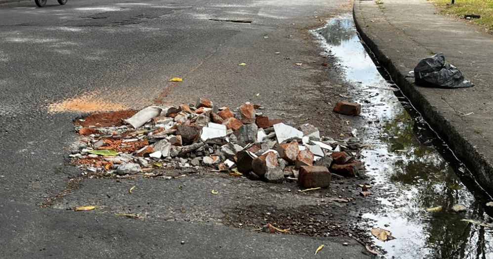 Hueco relleno con ladrillos en la carrera Sexta es una trampa para los motociclistas de Ibagué