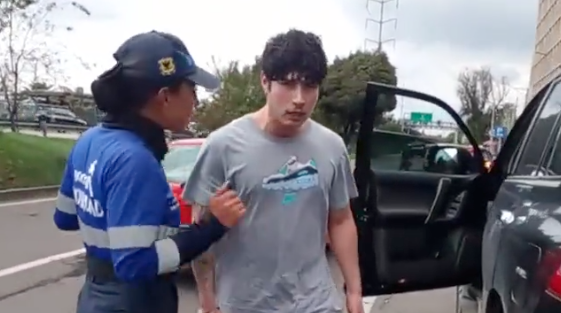 Identifican al agresor de dos agentes de Tránsito en Bogotá: las insultó y humilló con su camioneta de $300 millones Identifican al agresor de dos agentes de Tránsito en Bogotá: las insultó y humilló con su camioneta de $300 millones