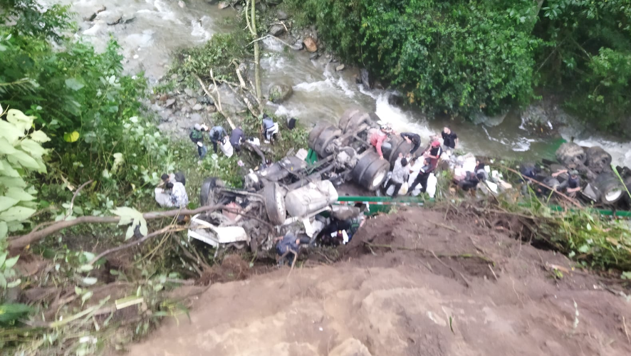 Vehículo de Servientrega cayó a un abismo en el Alto de La Línea Vehículo de Servientrega cayó a un abismo en el Alto de La Línea