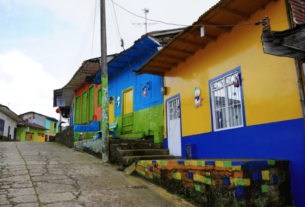 En Gualanday y Tierradentro pintan fachadas y restablecen la convivencia ciudadana En Gualanday y Tierradentro pintan fachadas y restablecen la convivencia ciudadana