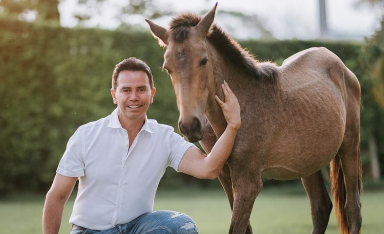 ¡Con 35 kilos de ganancia y andariego! así avanza la salud de Valentino, el caballo rescatado por el cantante Jhonny Rivera
