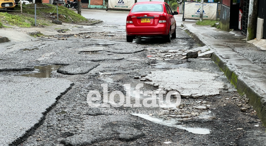 En la Ciudadela Simón Bolívar están cansados de dañar vehículos por el deterioro de la malla vial