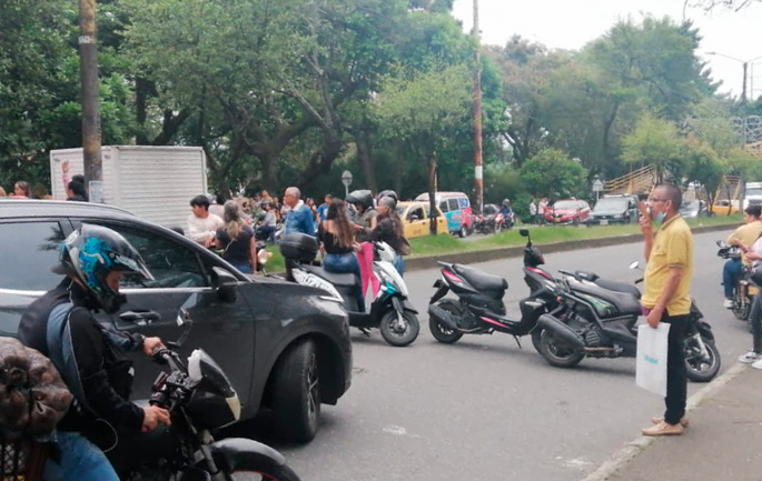 Bloqueos en la carrera Quinta con calle 69 por protesta de padres de familia del colegio Sagrada Familia