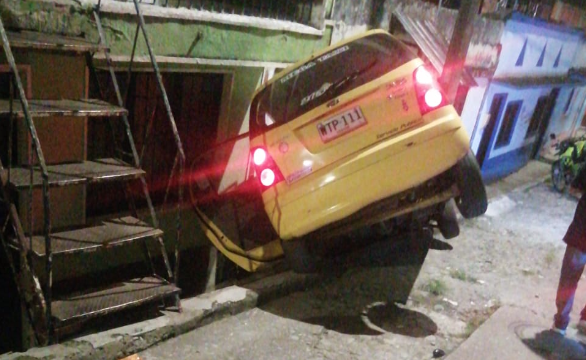 Taxista tuvo que estrellar su vehículo por tratar de huir de los ladrones