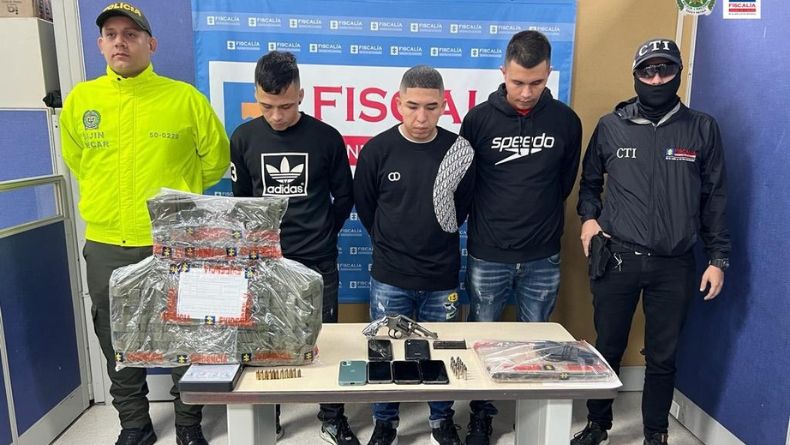 Capturados con armas de fuego y chalecos con logos de las Fuerzas Militares Capturados con armas de fuego y chalecos con logos de las Fuerzas Militares