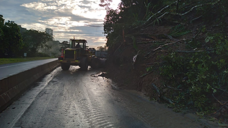 Por deslizamiento, se presenta paso a un carril en la variante de Ibagué Por deslizamiento, se presenta paso a un carril en la variante de Ibagué