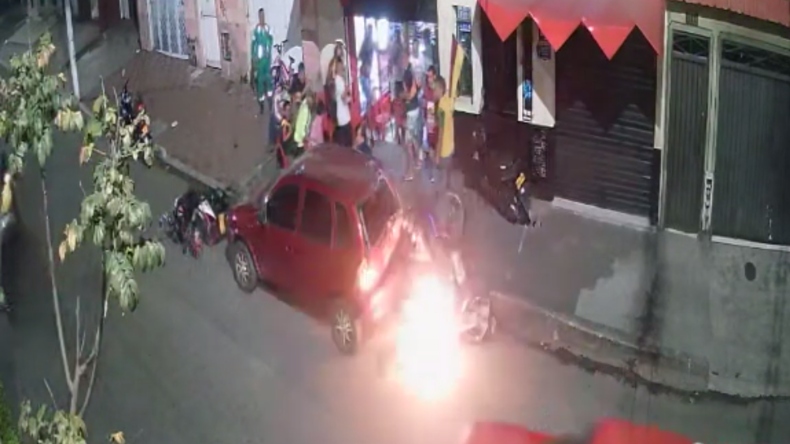 De película: motocicleta chocó contra un carro y se incendió en Ibagué De película: motocicleta chocó contra un carro y se incendió en Ibagué
