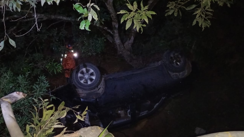 Vehículo cayó por un abismo en la vía que conduce al Carmen de Apicalá Vehículo cayó por un abismo en la vía que conduce al Carmen de Apicalá