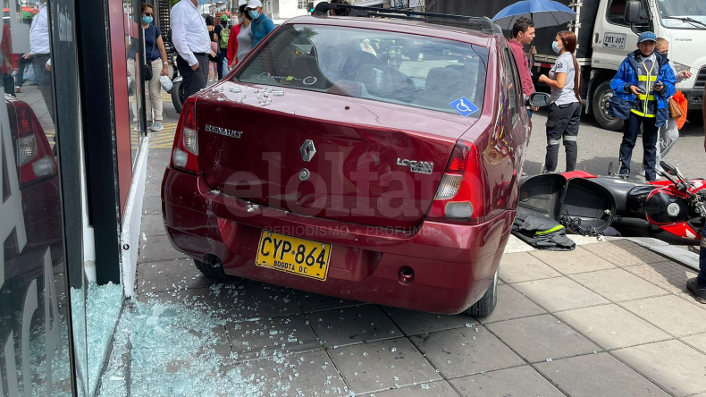 Vehículo aparentemente mal parqueado se rodó y arrolló una motocicleta con dos personas en Ibagué Vehículo aparentemente mal parqueado se rodó y arrolló una motocicleta con dos personas en Ibagué