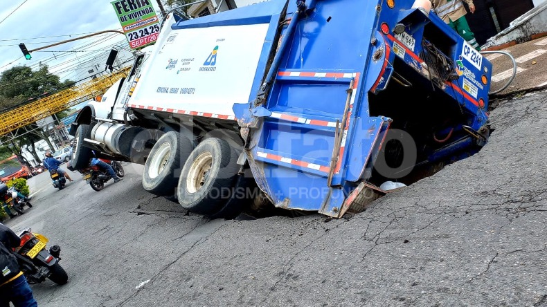Un cráter en la Avenida Guabinal se ‘tragó’ un carro de Interaseo Un cráter en la Avenida Guabinal se ‘tragó’ un carro de Interaseo