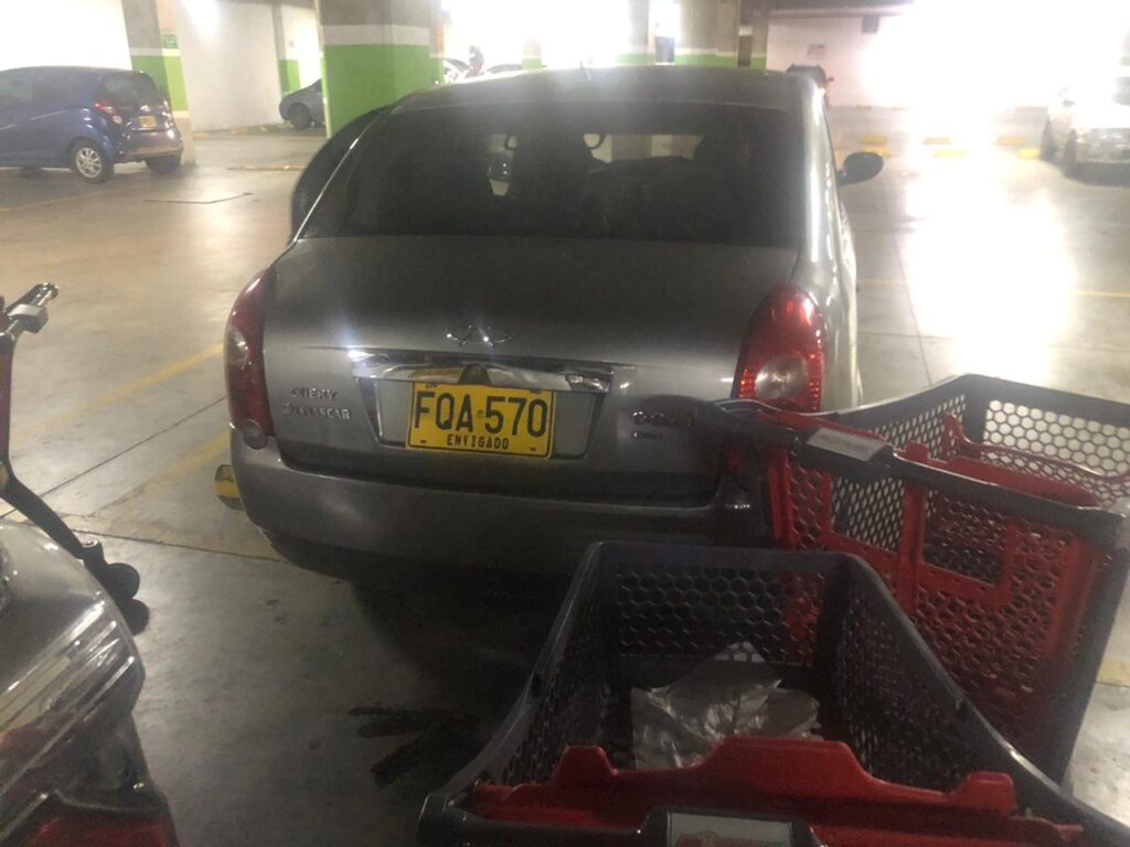 ¡Cuidado! Ladrones de llantas en Ibagué usan este carro para hurtar en parqueaderos de supermercados y centros comerciales