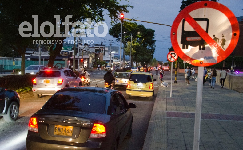 La nueva estrategia para evitar parqueo de vehículos frente al Centro Comercial Acqua en Ibagué La nueva estrategia para evitar parqueo de vehículos frente al Centro Comercial Acqua en Ibagué
