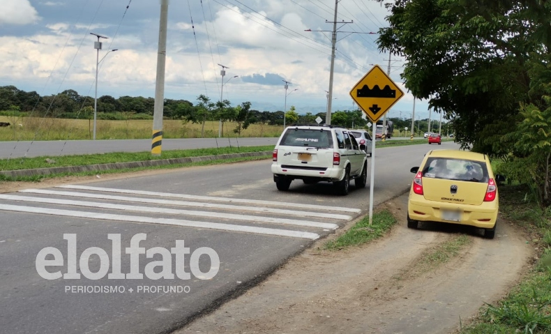 La astuta y riesgosa maniobra para esquivar reductores de velocidad en la vía al Aeropuerto Perales La astuta y riesgosa maniobra para esquivar reductores de velocidad en la vía al Aeropuerto Perales
