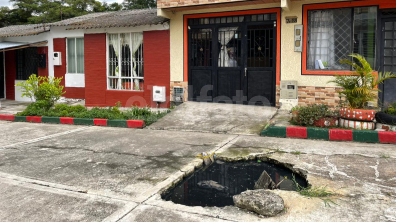 Familia con dos niños podría perder su casa por culpa de enorme hueco en el barrio Vasconia de Ibagué
