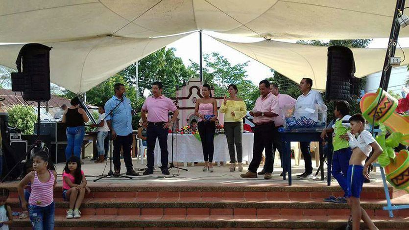 Congresista tolimense está en campaña repartiendo juegos de sala, comedor y alcoba Congresista tolimense está en campaña repartiendo juegos de sala, comedor y alcoba