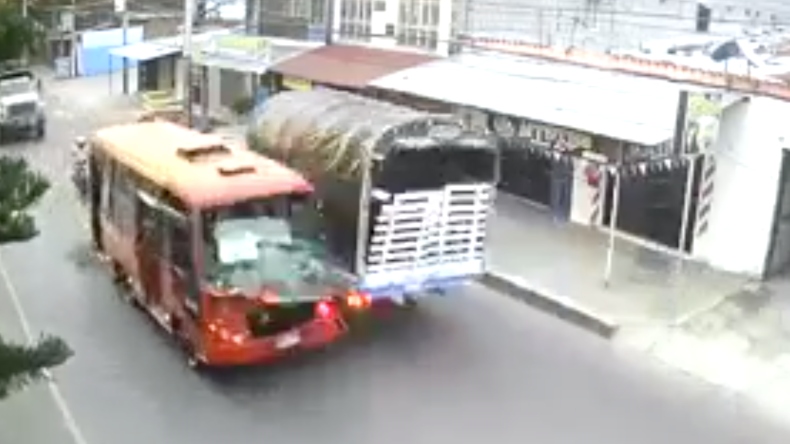 Violento choque entre un bus de servicio público y un camión en Ibagué Violento choque entre un bus de servicio público y un camión en Ibagué