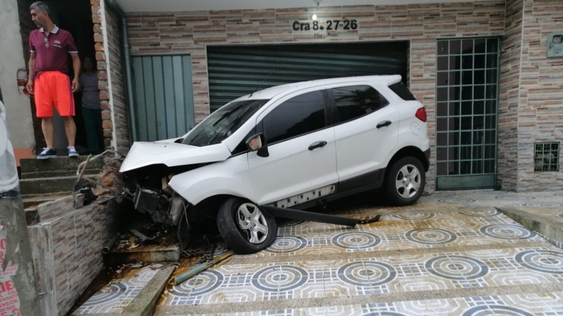 Conductora en estado de embriaguez chocó contra dos viviendas en Ibagué Conductora en estado de embriaguez chocó contra dos viviendas en Ibagué