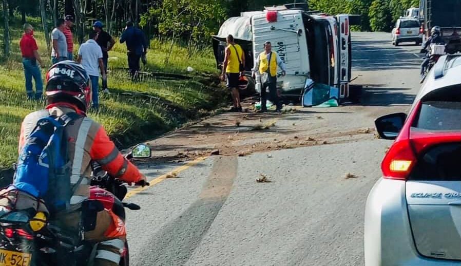 Choque con motocicleta provocó el volcamiento de camión cisterna en la variante Gualanday Choque con motocicleta provocó el volcamiento de camión cisterna en la variante Gualanday