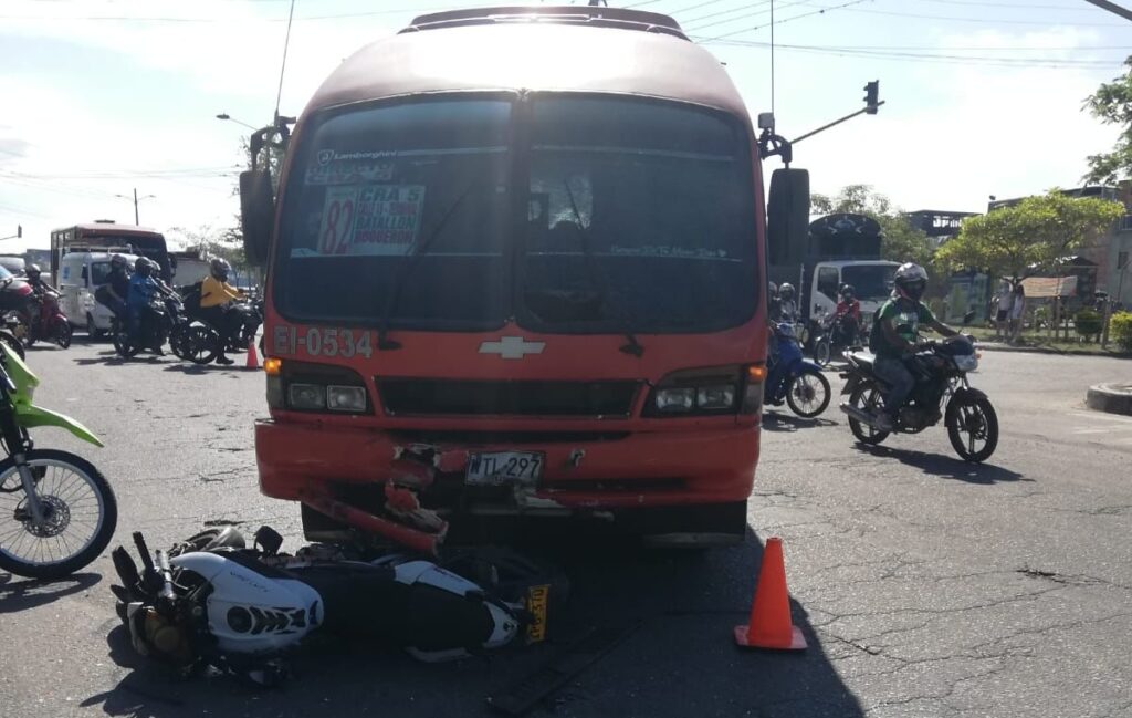 Presunta imprudencia de motociclista provocó fuerte accidente frente al barrio Santa Ana