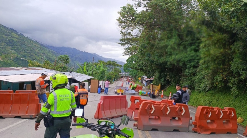 Atención: cierre total de la vía Ibagué – Calarcá por desprendimiento de la banca Atención: cierre total de la vía Ibagué – Calarcá por desprendimiento de la banca