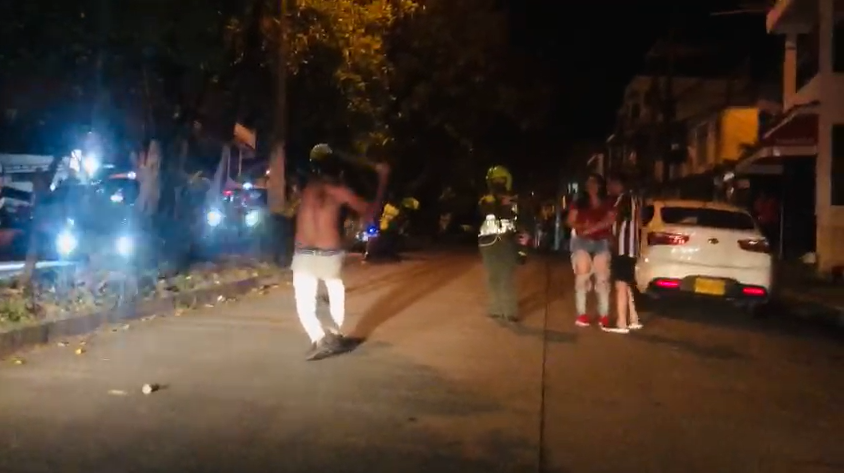 Dos policías enfrentaron a un hombre ebrio que los amenazaba con un machete Dos policías enfrentaron a un hombre ebrio que los amenazaba con un machete