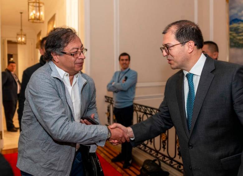 Petro ‘le baja al tono’ pero insiste en que Barbosa responda por graves denuncias Petro ‘le baja al tono’ pero insiste en que Barbosa responda por graves denuncias