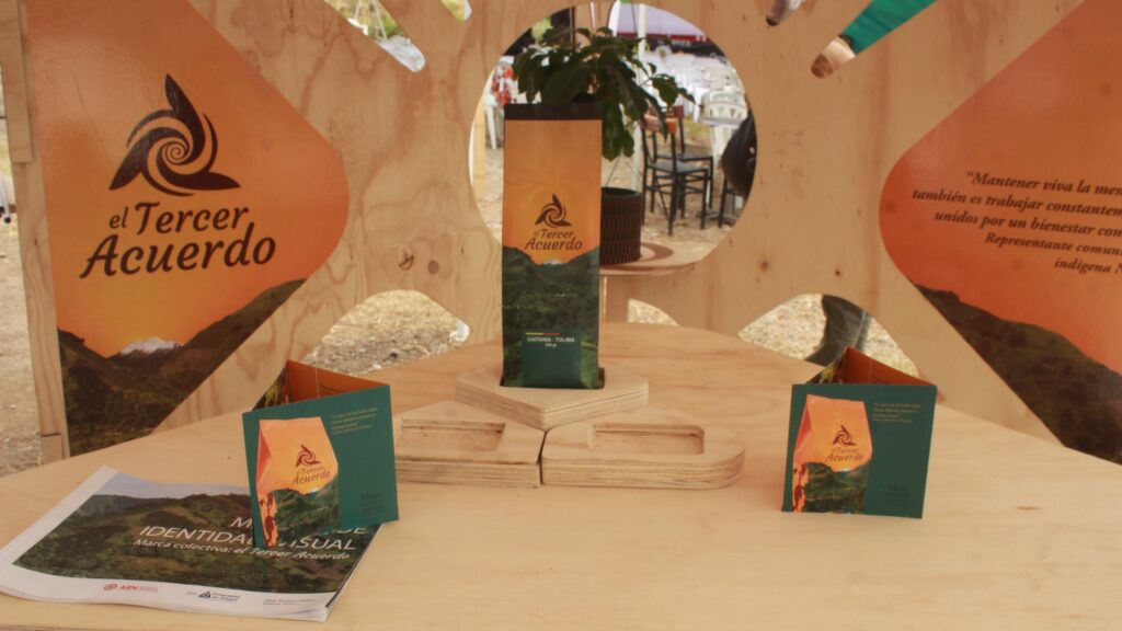 Comisión de la Verdad entregó exaltación a café que se produce en Planadas con el apoyo de la Unibagué Comisión de la Verdad entregó exaltación a café que se produce en Planadas con el apoyo de la Unibagué